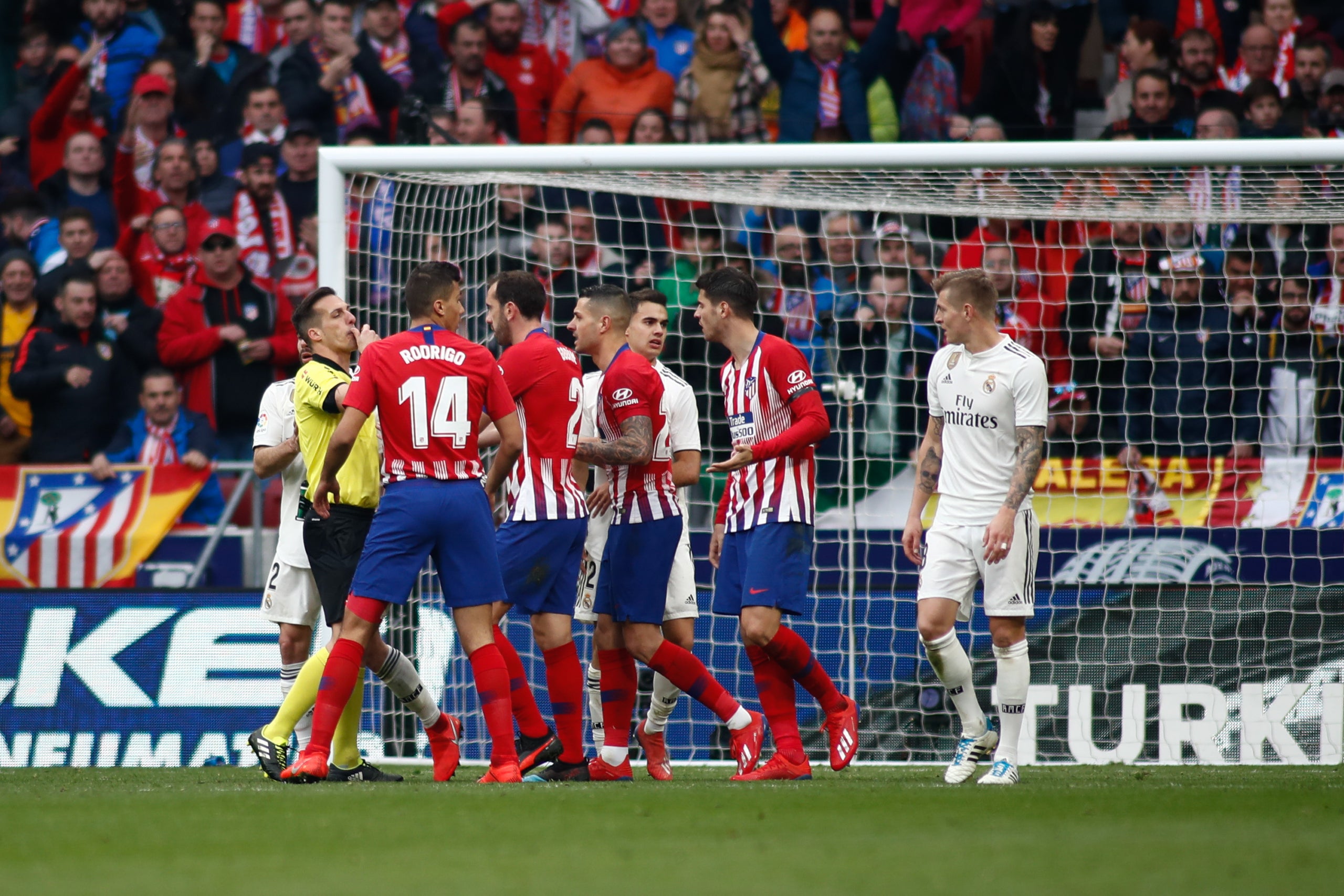 El árbitro catalán Xavier Estrada Fernández, durante un partido del Madrid | Europa Press