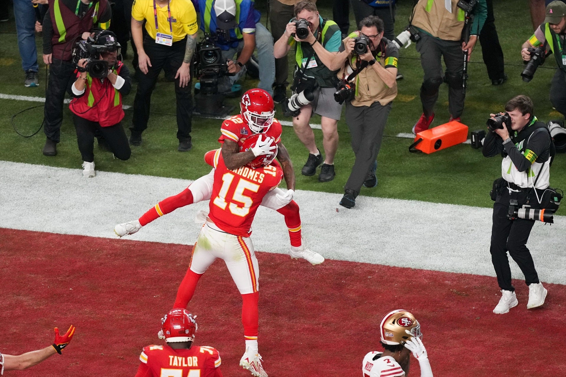 Patrick Mahomes celebra amb el seu company Mecole Hardman la victòria a la Super Bowl LVIII / EP