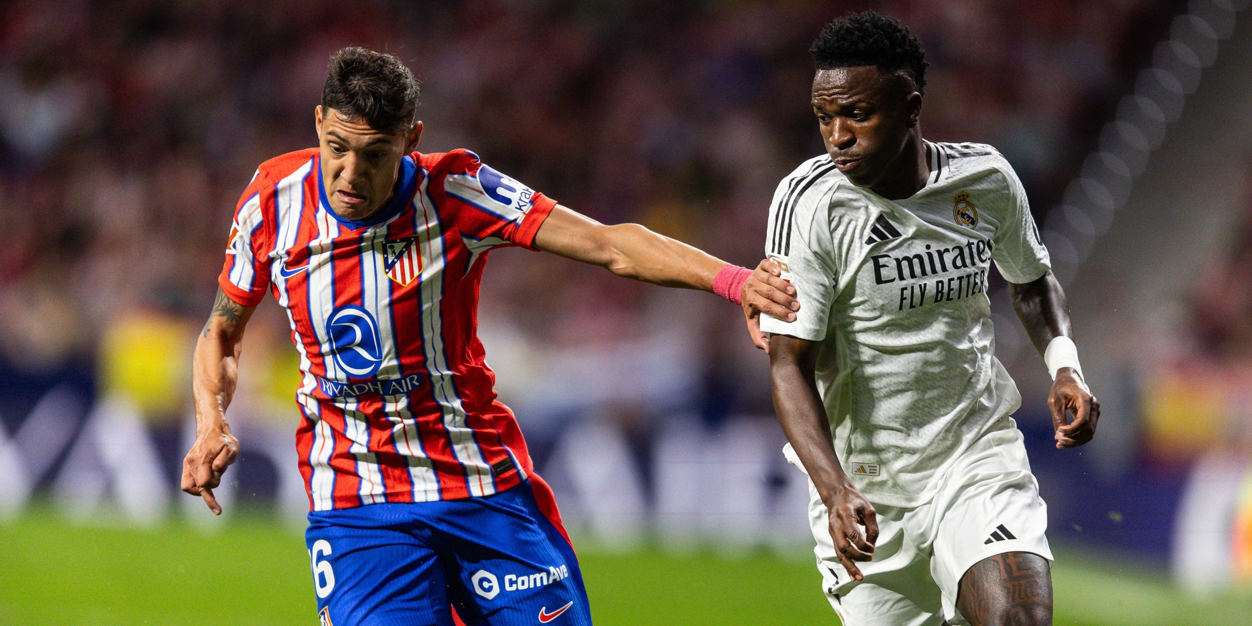 Nahuel Molina i Vinicius, durant un derbi madrileny de Lliga | Europa Press