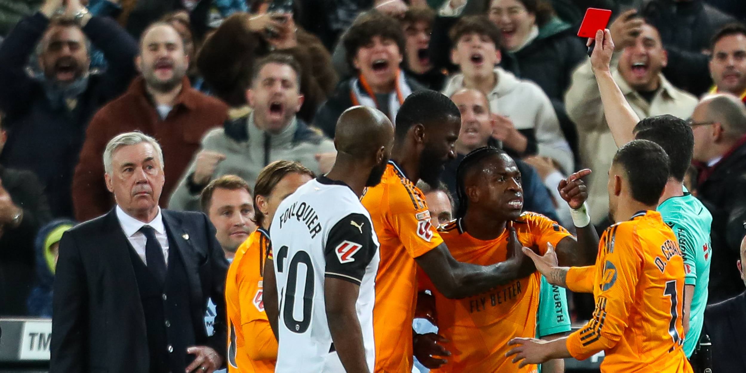 Vinicius entra en cólera después de ver una tarjeta roja | Europa Press