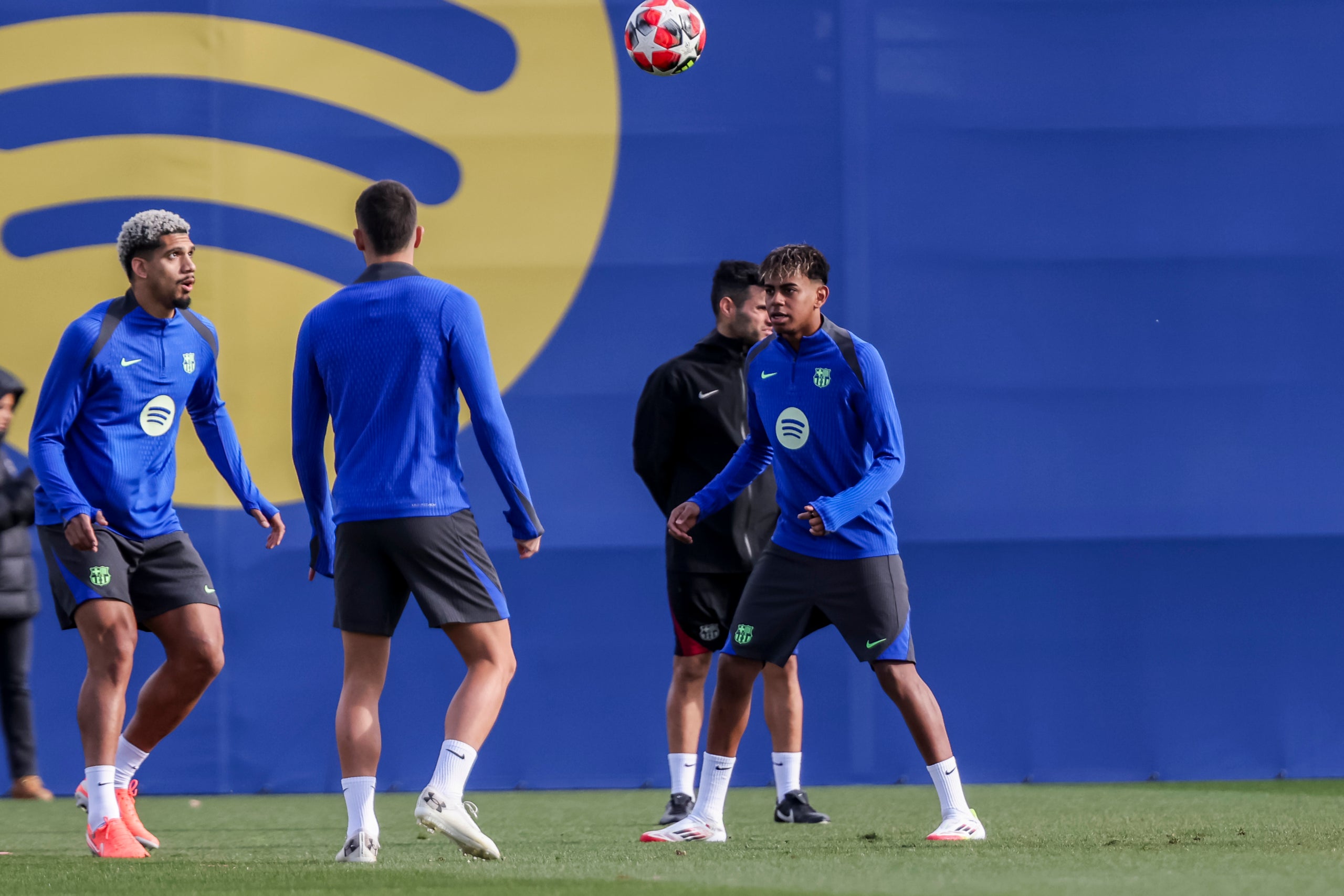 Lamine Yamal i Ronald Araujo, durant un entrenament | Europa Press