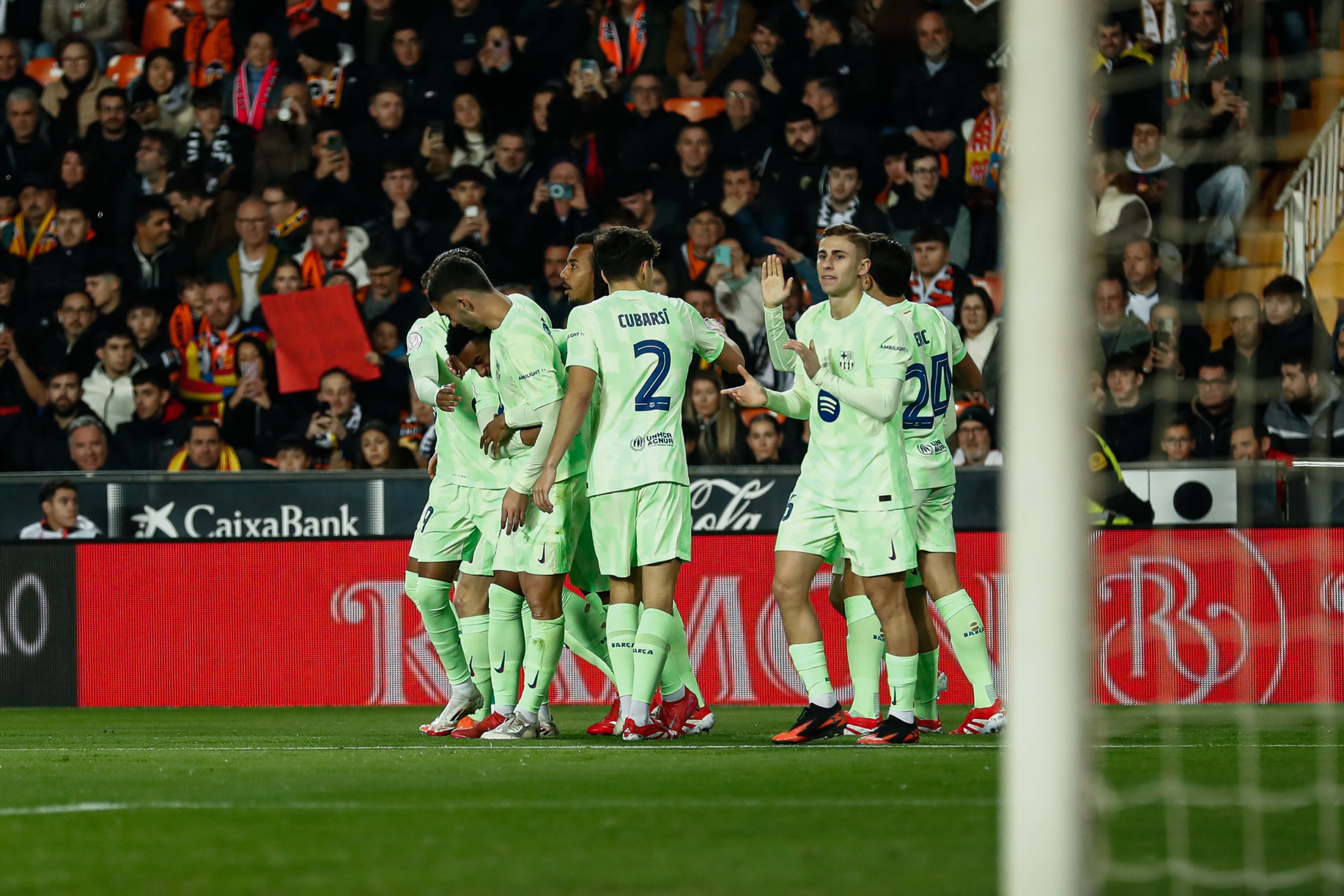 Los jugadores del Barça celebran uno de los goles contra el Valencia | Europa Press