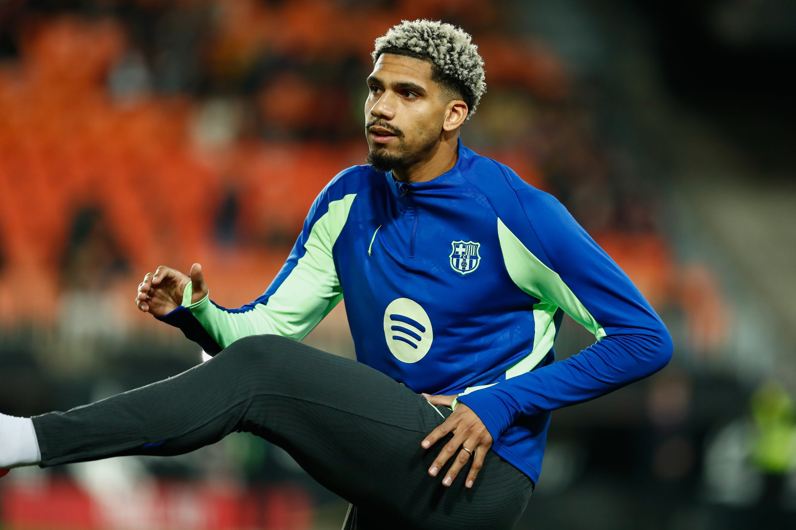 Ronald Araujo, durante el calentamiento previo al Valencia-Barça | Europa Press