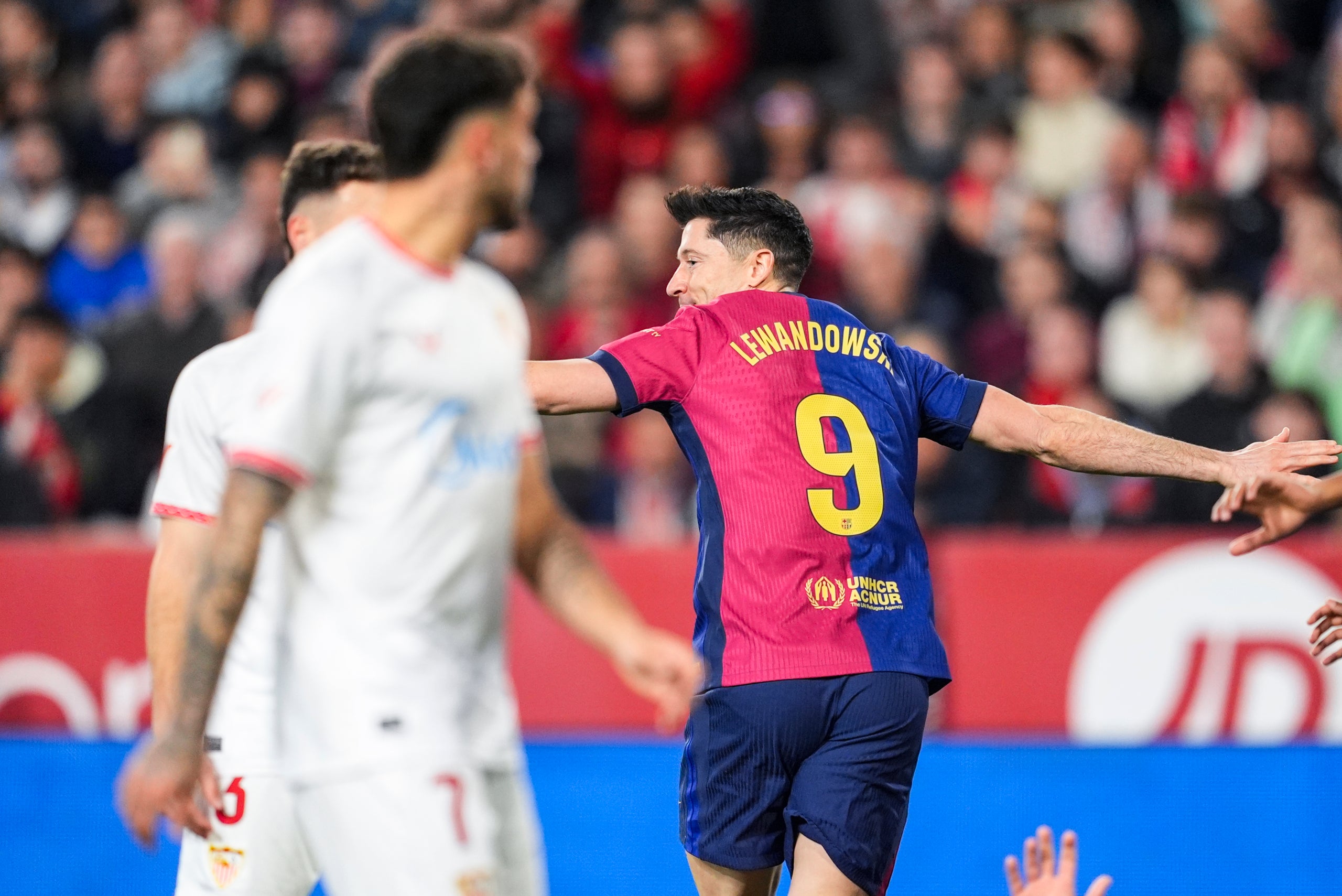 Robert Lewandowski celebra el seu gol contra el Sevilla a la primera meitat | Europa Press
