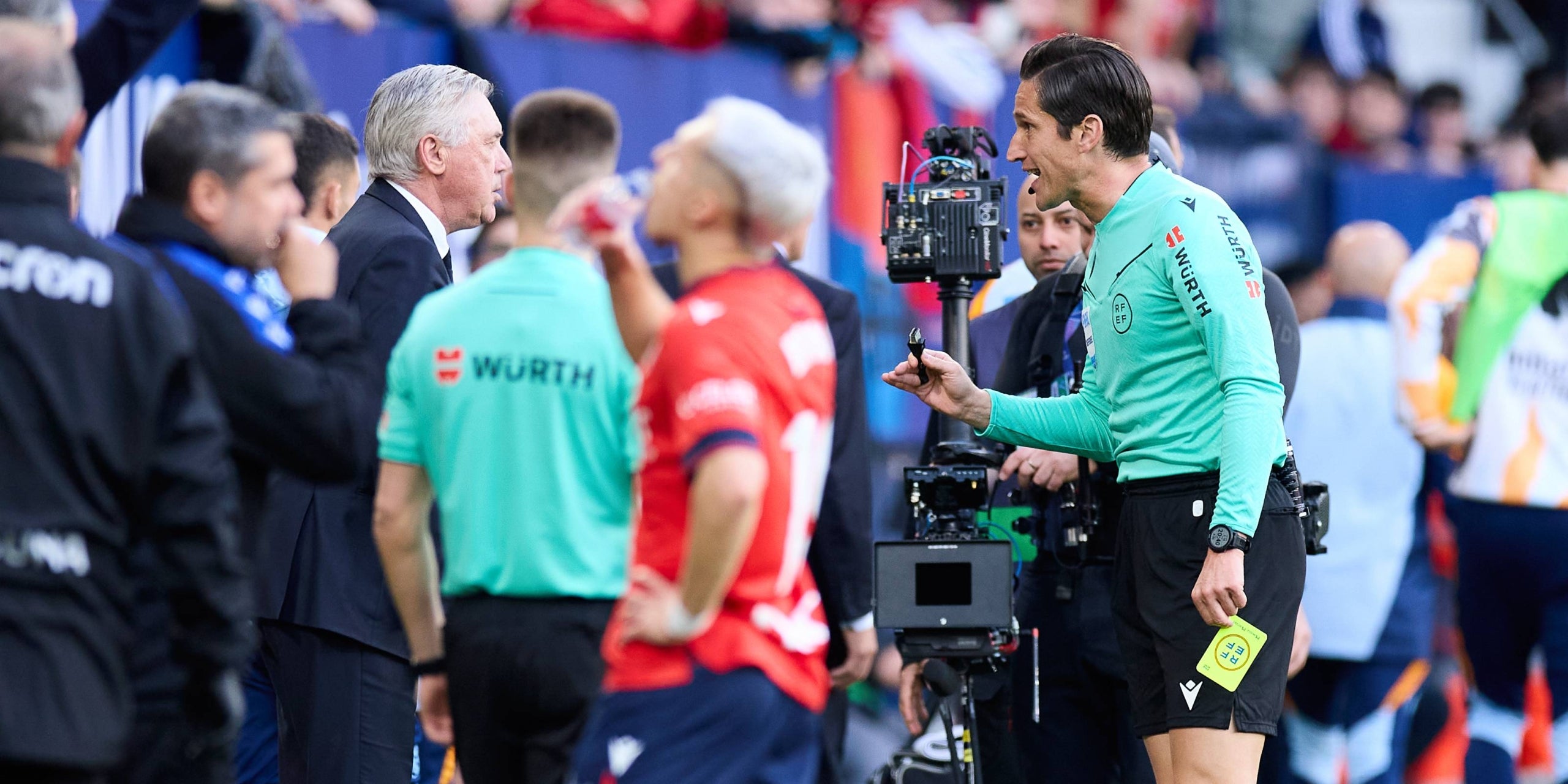 Munuera Montero i Carlo Ancelotti, durant l'Osasuna-Madrid | Europa Press