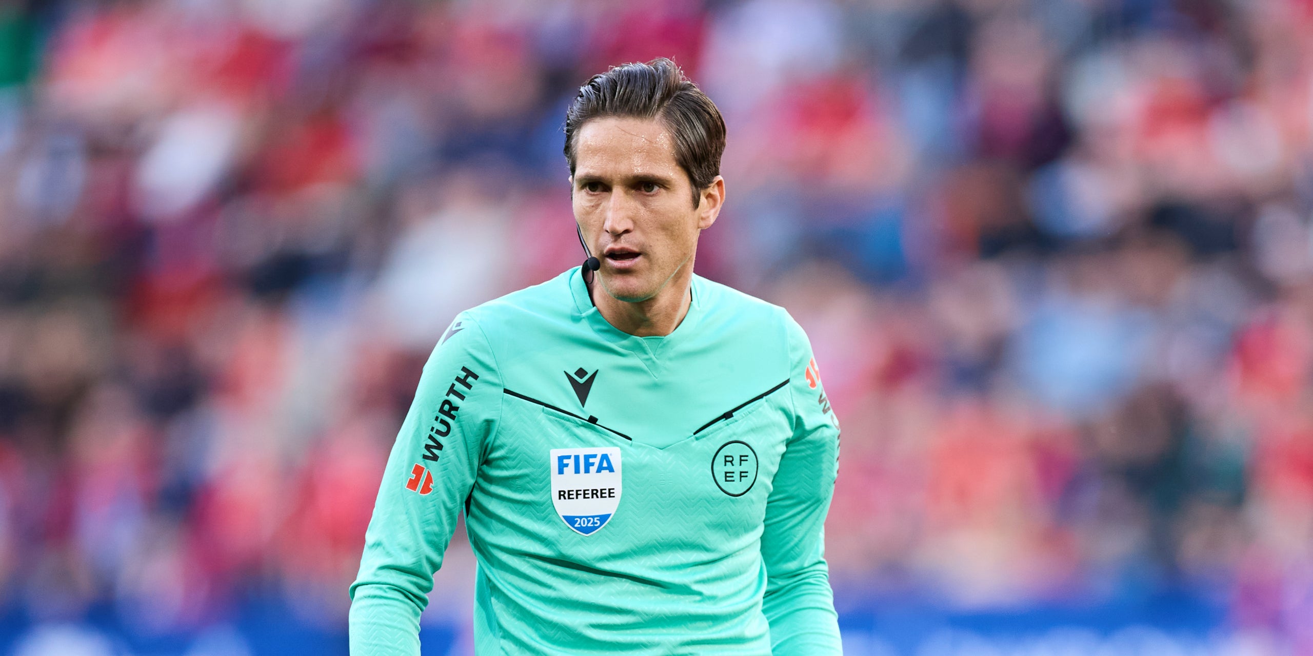 Munuera Montero, durante el Osasuna-Madrid de Liga | Europa Press