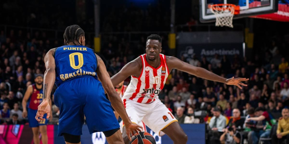 Punter davant un jugador de l'Olympiacos | @FCBbasket