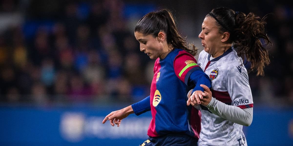 Jana Fernández disputa una pilota | @FCBFemeni