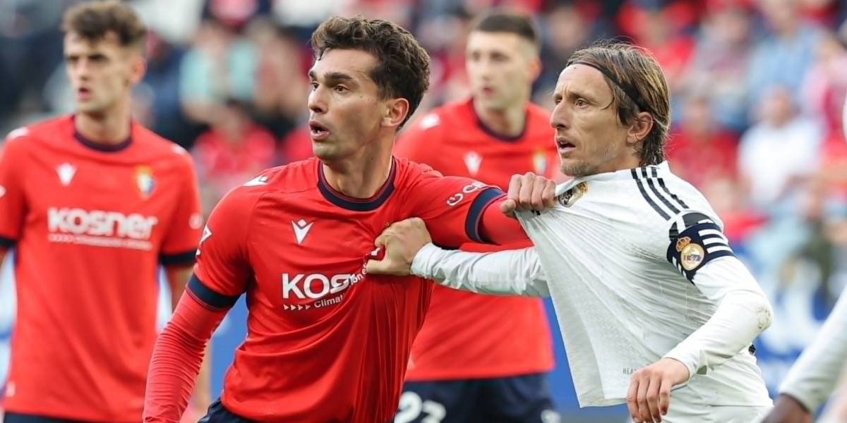 Modric al Sadar davant d'un jugador d'Osasuna (@RealMadrid)