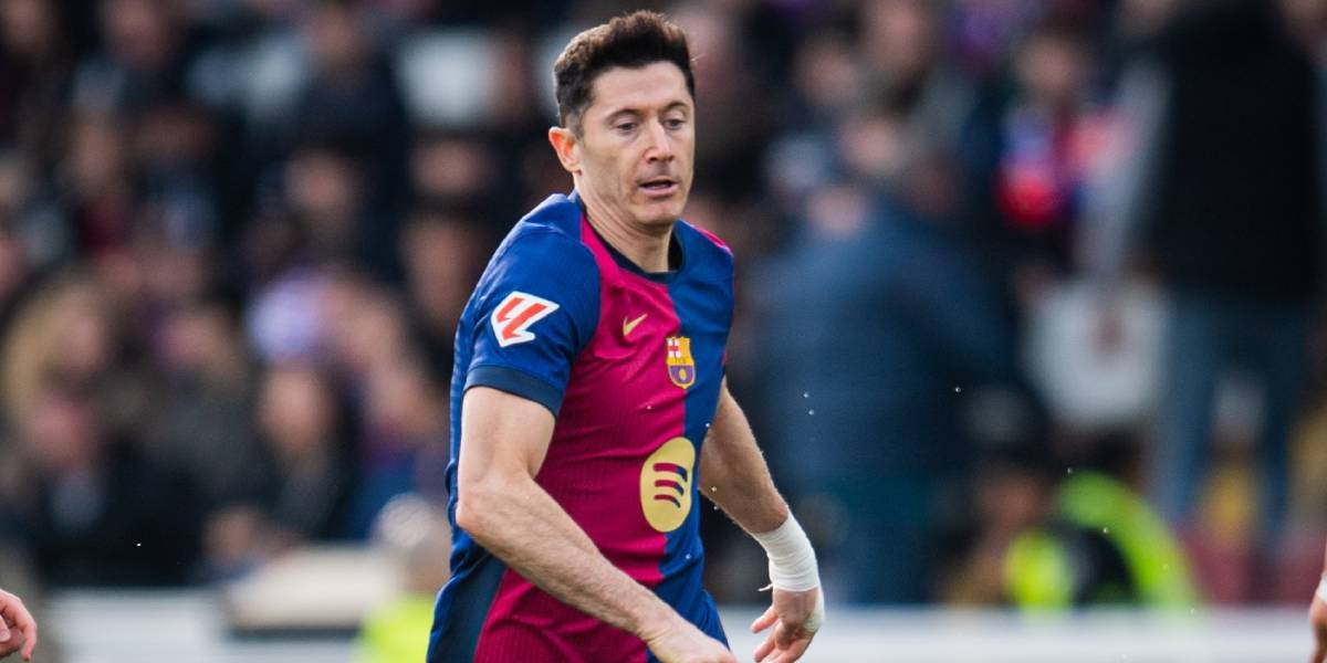 Lewandowski disputant una pilota | @FCBarcelona_cat