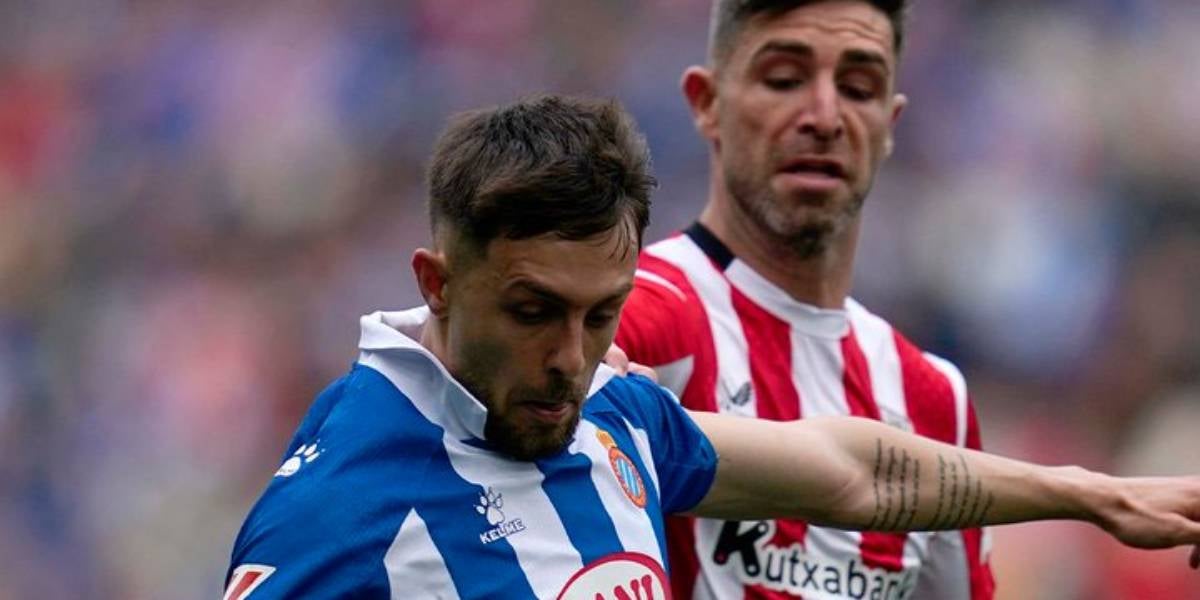 Jugadors del RCD Espanyol i l'Athletic Club en una disputa | @RCDEspanyol