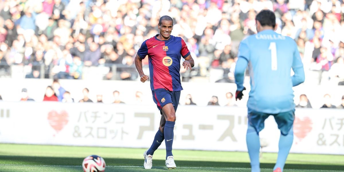 Rivaldo, frente a Casillas durante un Barça-Madrid Legends | FC Barcelona