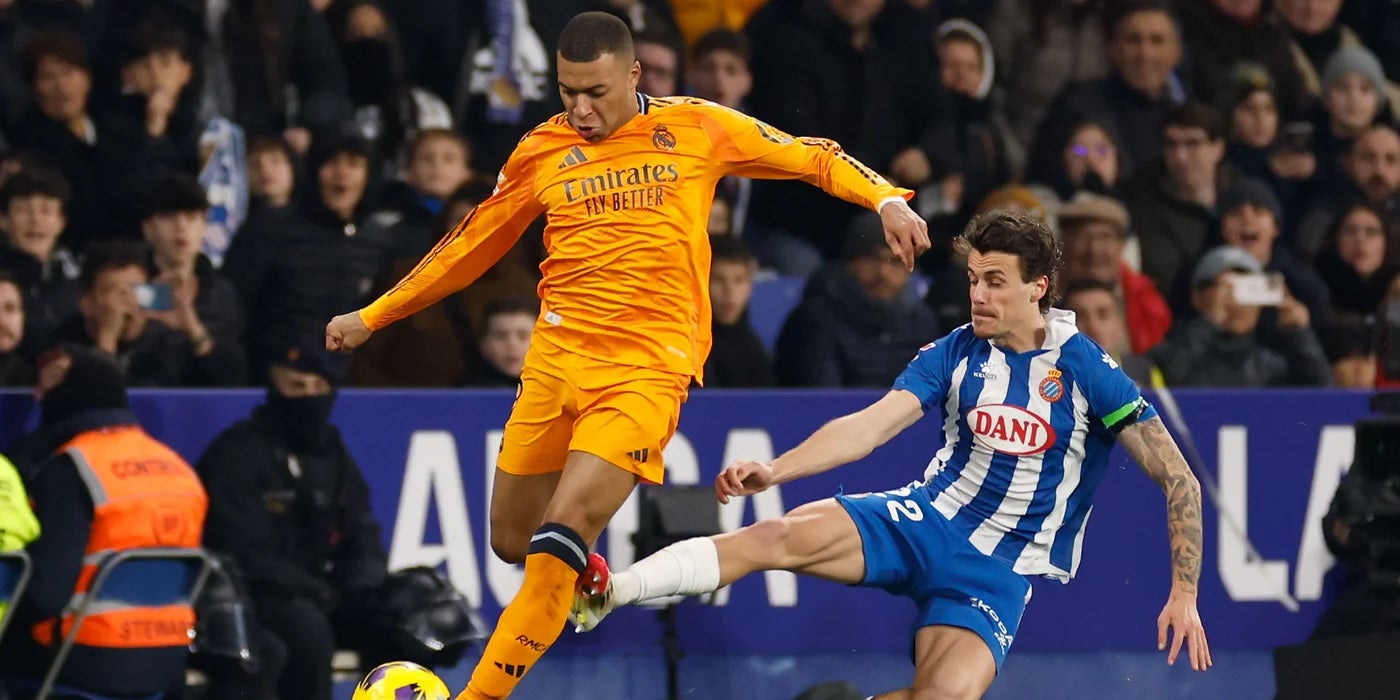 La entrada de Carlos Romero a Kylian Mbappé durante el Espanyol-Madrid | Real Madrid
