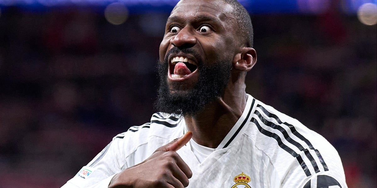 Antonio Rüdiger, con el gesto de cortar cuellos durante la celebración de la victoria del Madrid contra el Atlético en la Champions | X