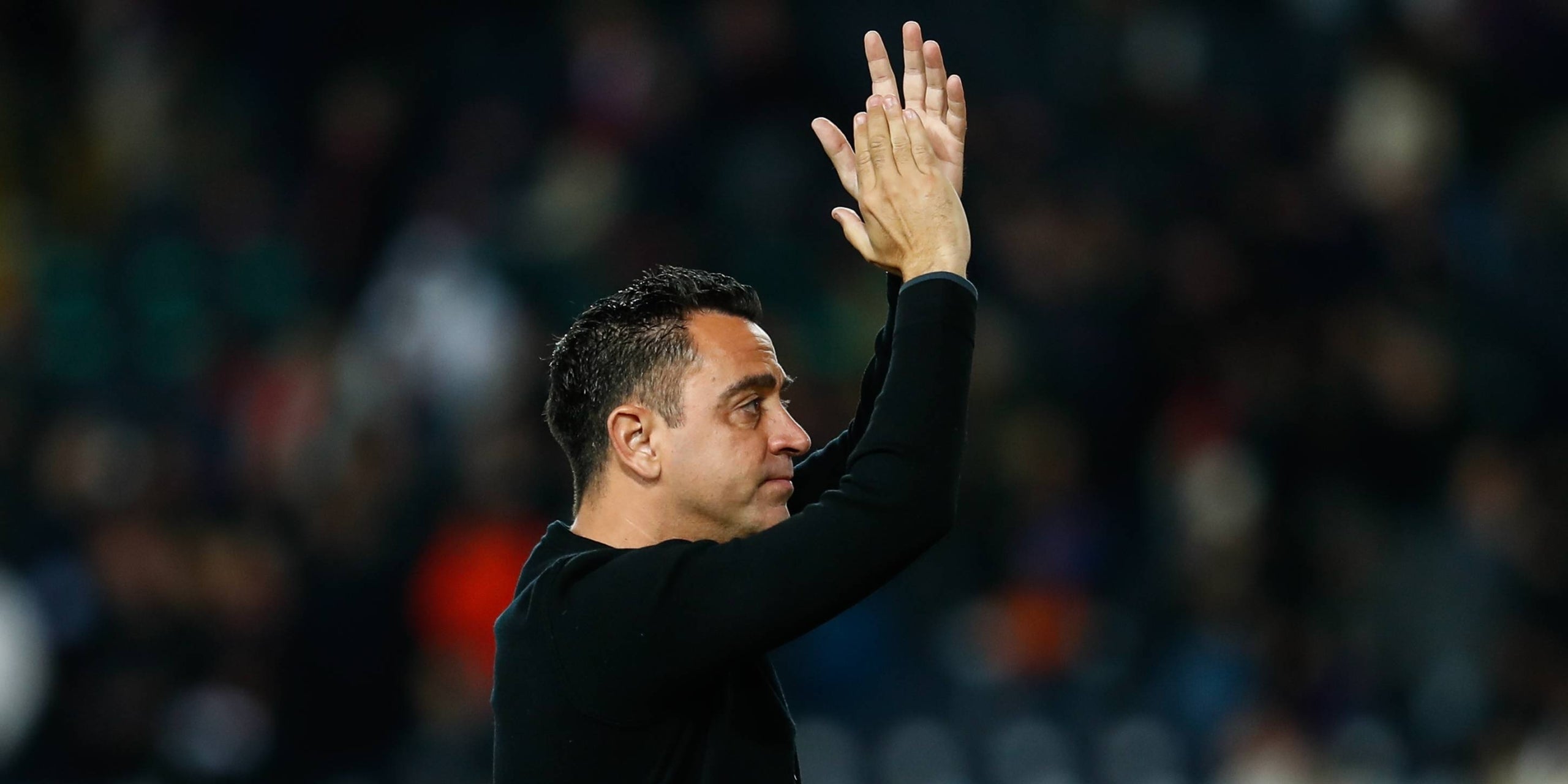 Xavi Hernández, aplaudint a l'afició del Barça | Europa Press
