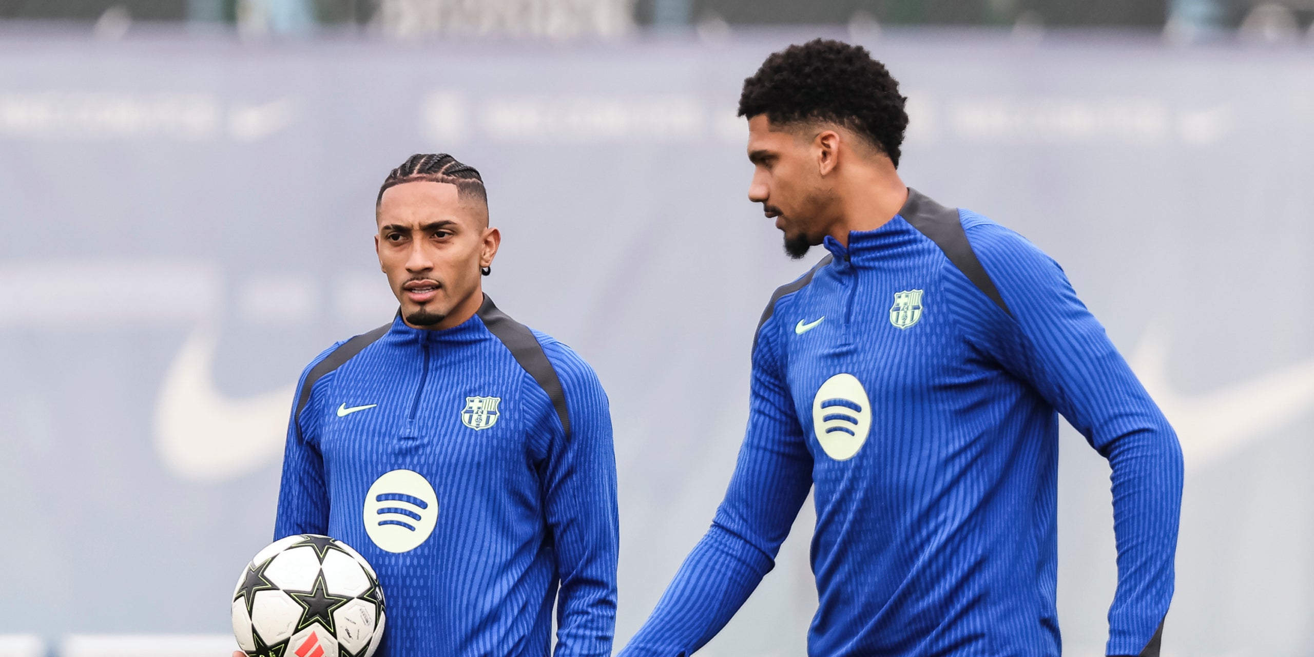 Raphinha i Araujo, durant un entrenament amb el Barça | Europa Press