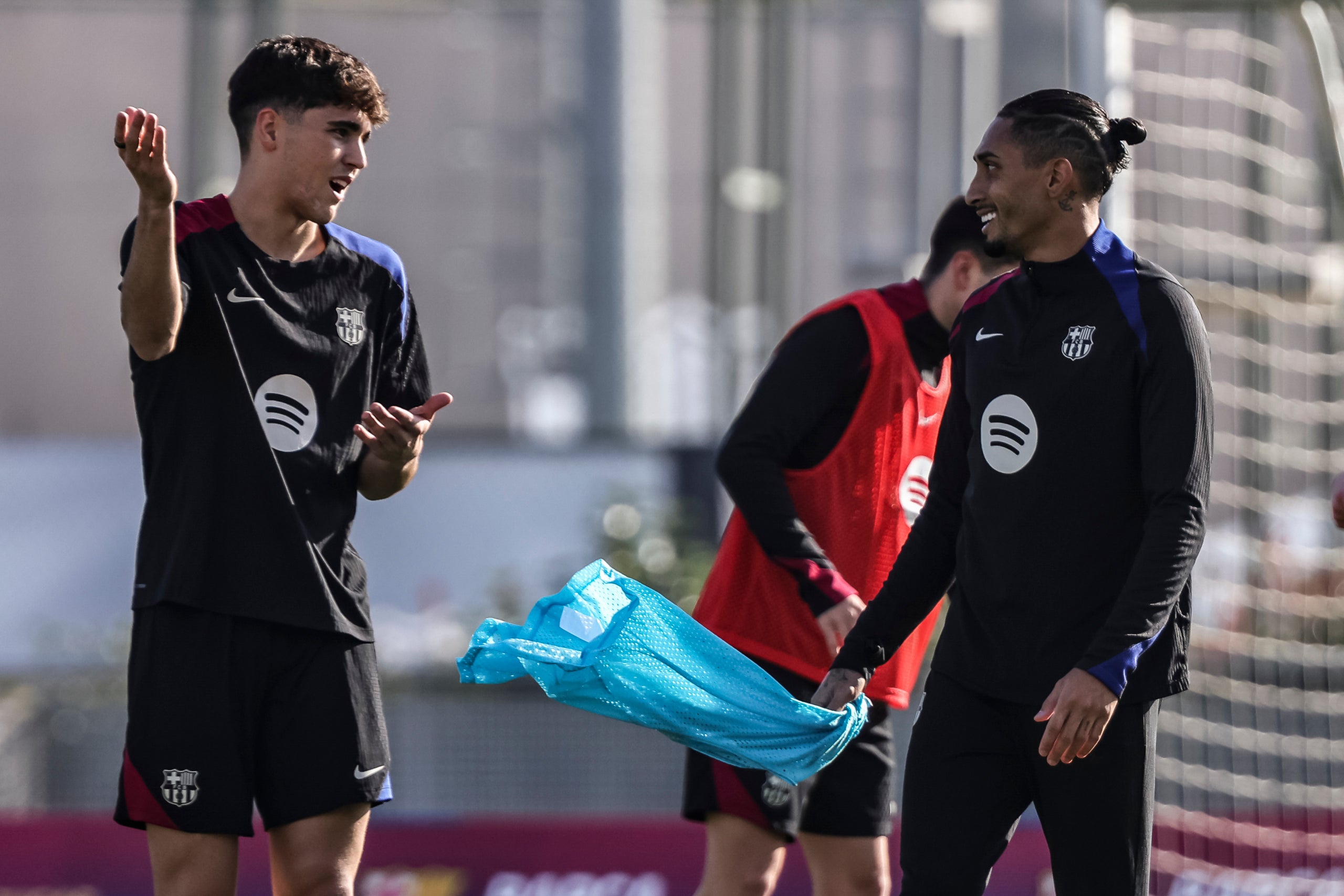 Pau Cubarsí y Raphinha, durante un entrenamiento con el Barça | Europa Press