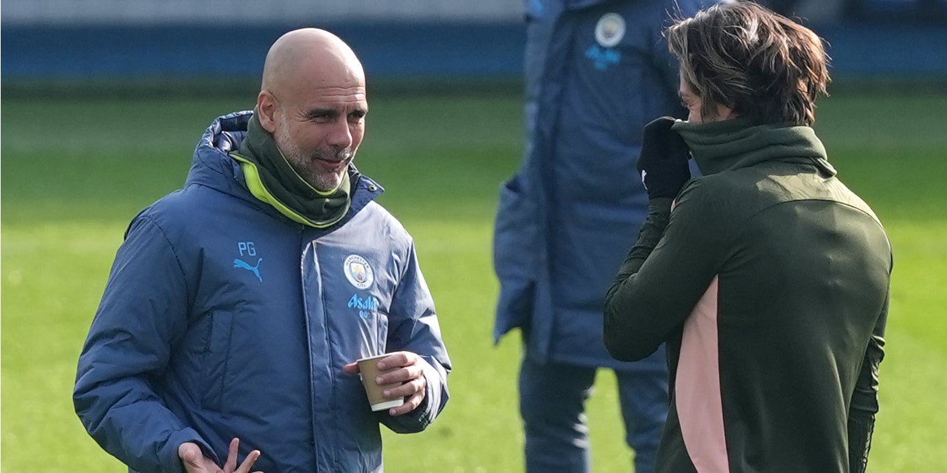 Pep Guardiola y Jack Grealish, durante un entrenamiento | Europa Press