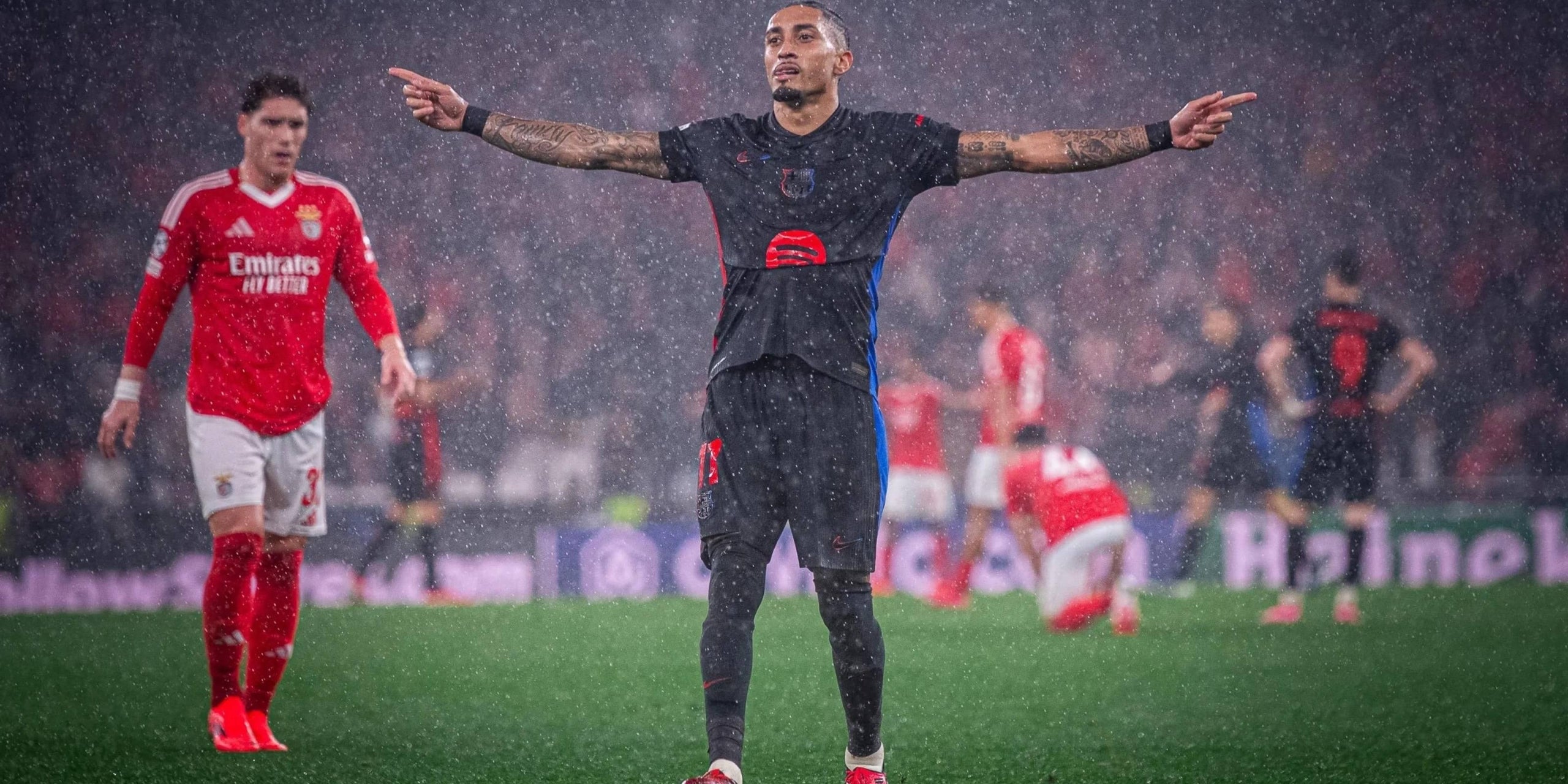 Raphinha celebra un gol contra el Benfica en el partit de la fase de lliga de la Champions | Europa Press
