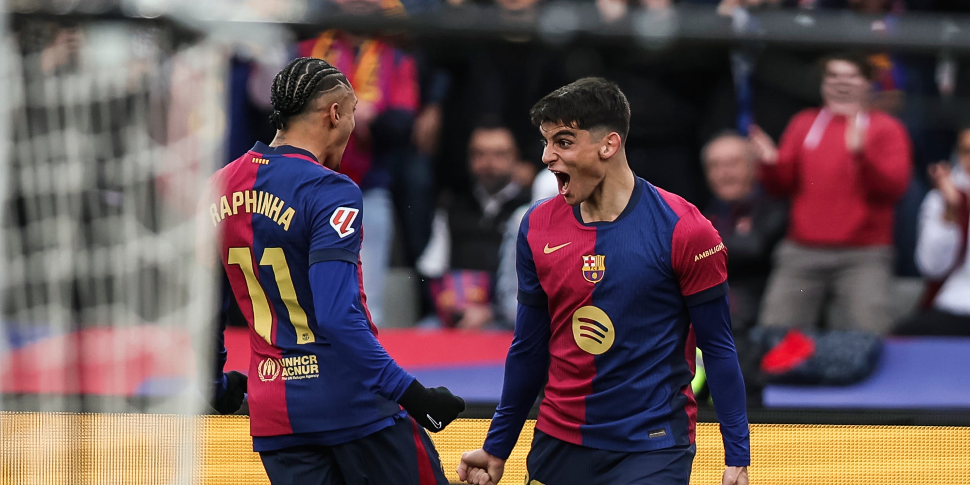 Gerard Martín, celebrant el seu primer gol amb el Barça amb Raphinha | Europa Press