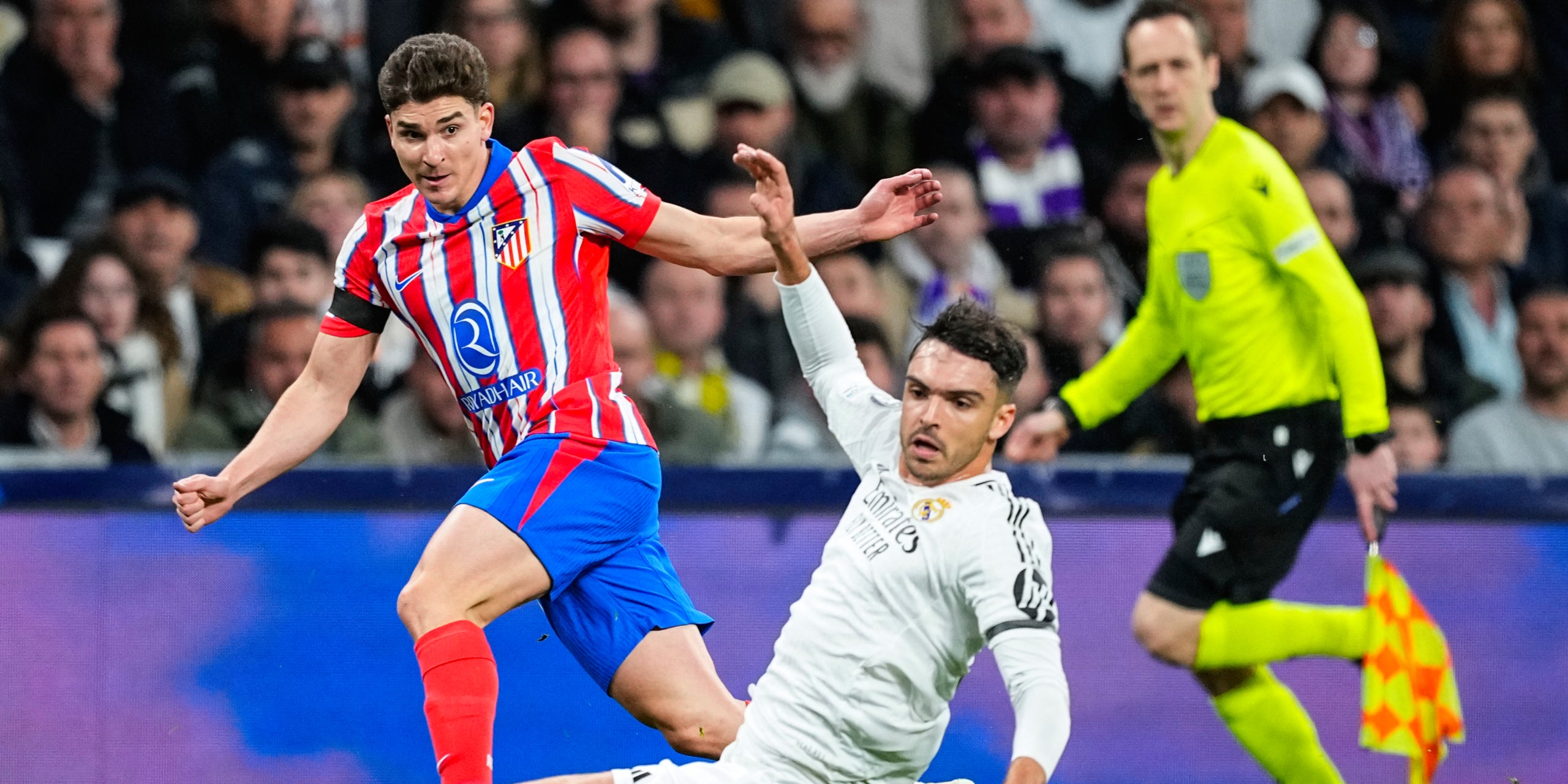 Julián Alvarez, contra Raúl Asencio en el Madrid-Atlètic de Madrid dels vuitens de la Champions | Europa Press