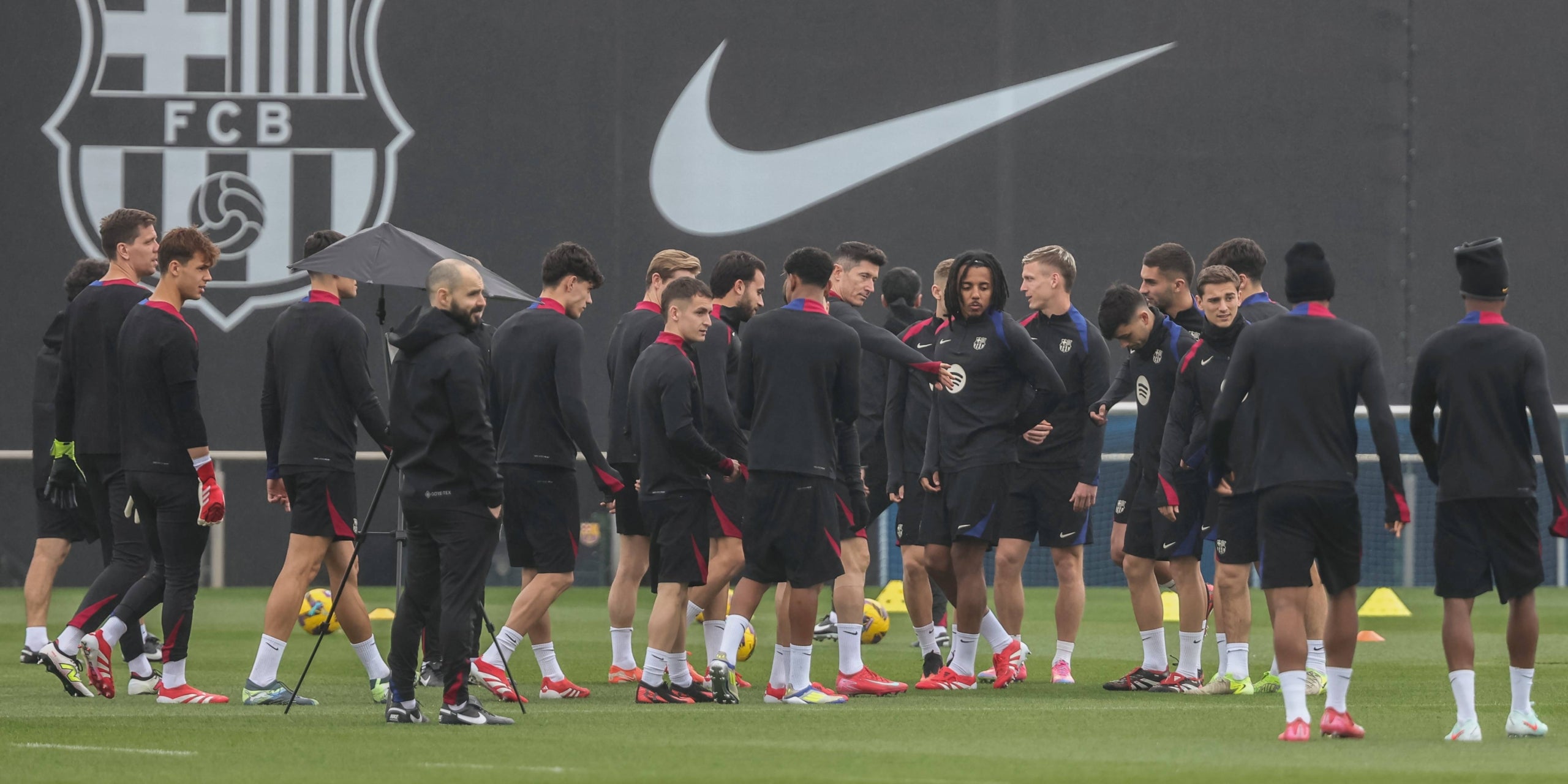 Els jugadors del primer equip del Barça durant un entrenament | Europa Press