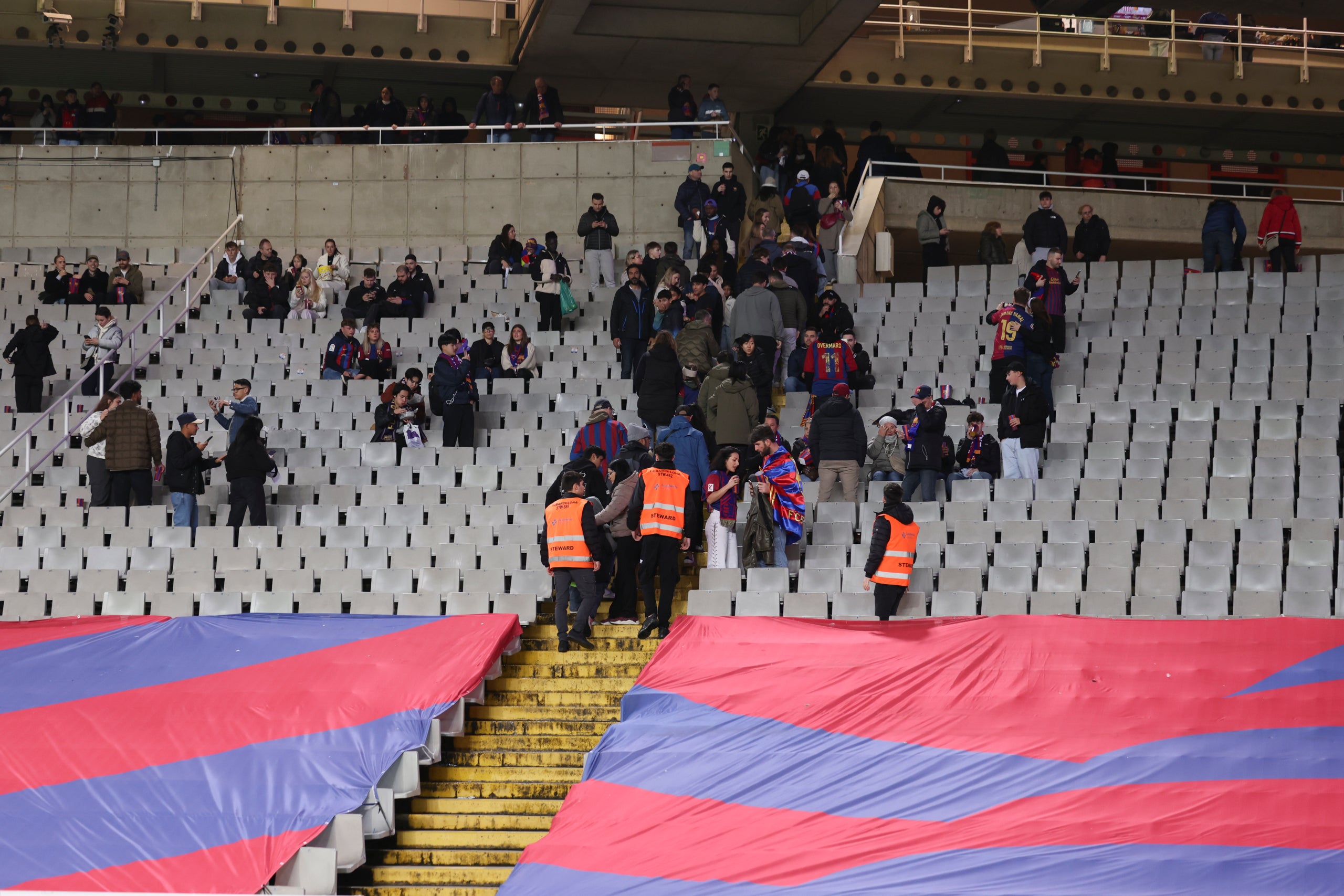 El público de Montjuïc, marchando del estadio tras la suspensión del Barça-Osasuna | Europa Press