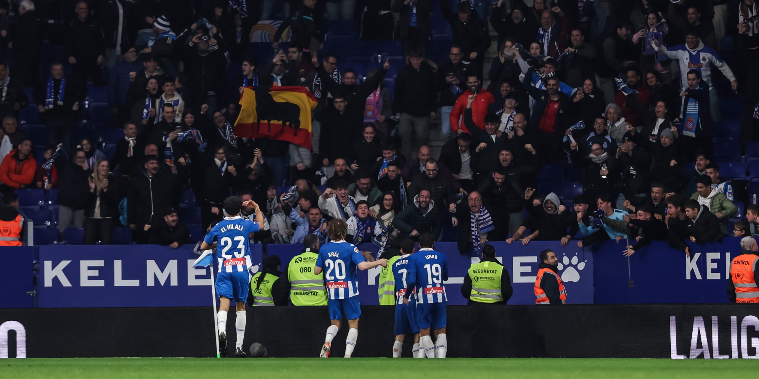Els jugadors de l'Espanyol celebren un gol amb la seva afició | Europa Press