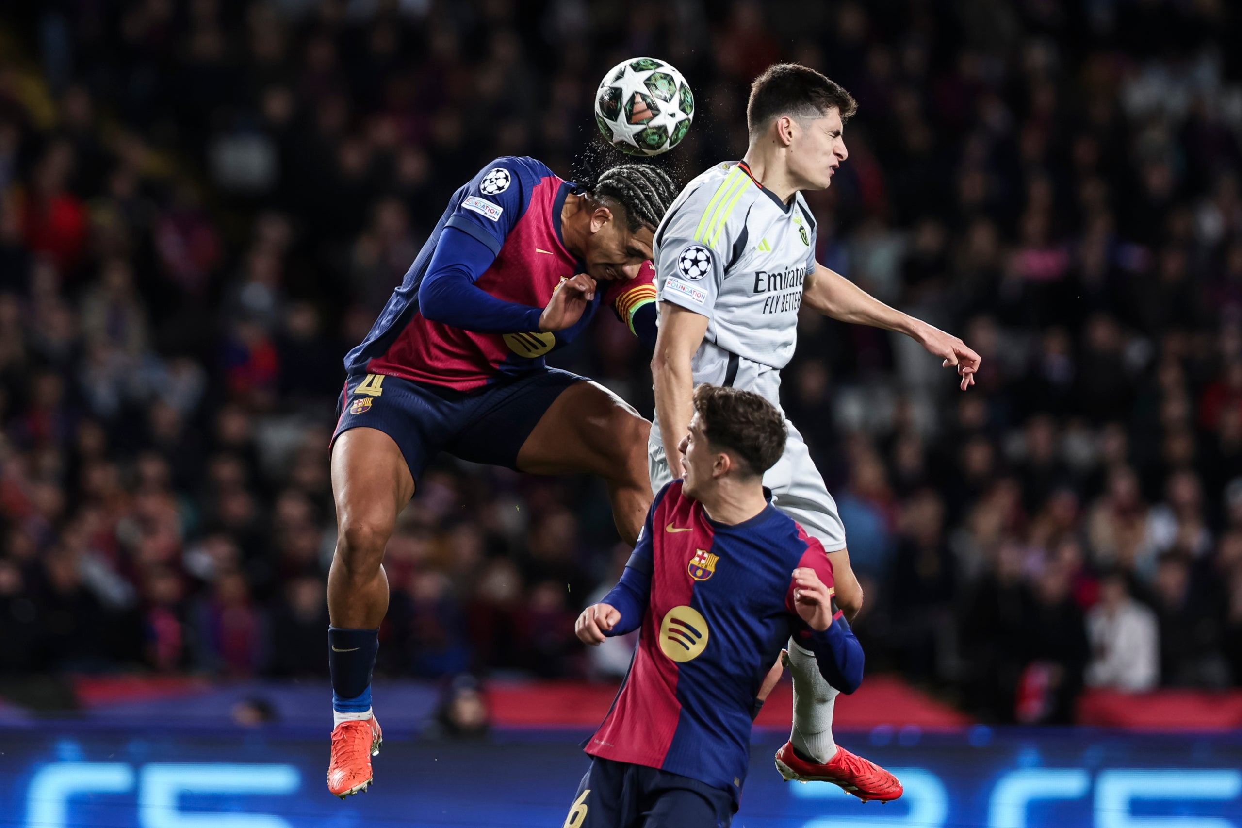 Ronald Araujo, durant el partit contra el Benfica | Europa Press