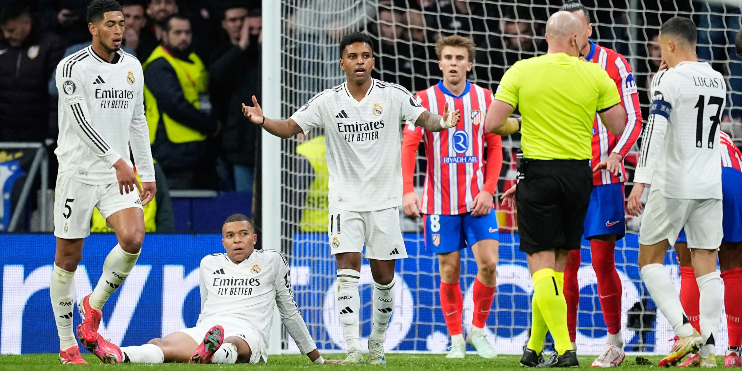 Els jugadors del Madrid i l'Atlètic, durant el partit de Champions | Europa Press