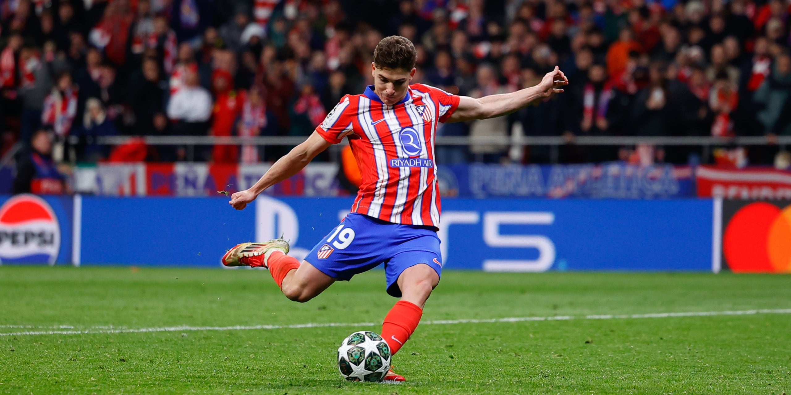 Julián Alvarez, en el xut del penal anul·lat en l'Atlètic-Reial Madrid de Champions | Europa Press