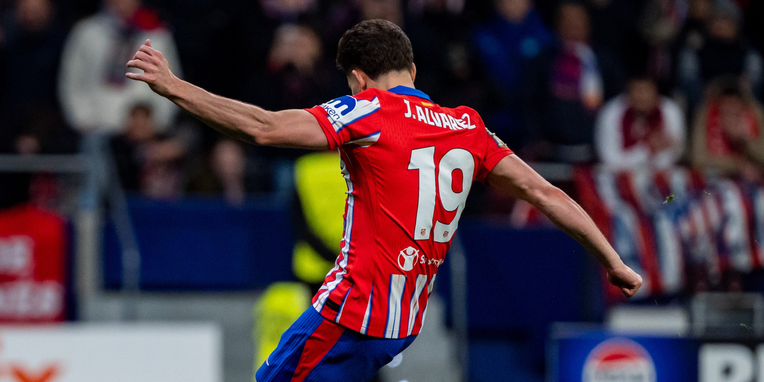 Julián Alvarez, en el xut del penal anul·lat en l'Atlètic-Reial Madrid de Champions | Europa Press
