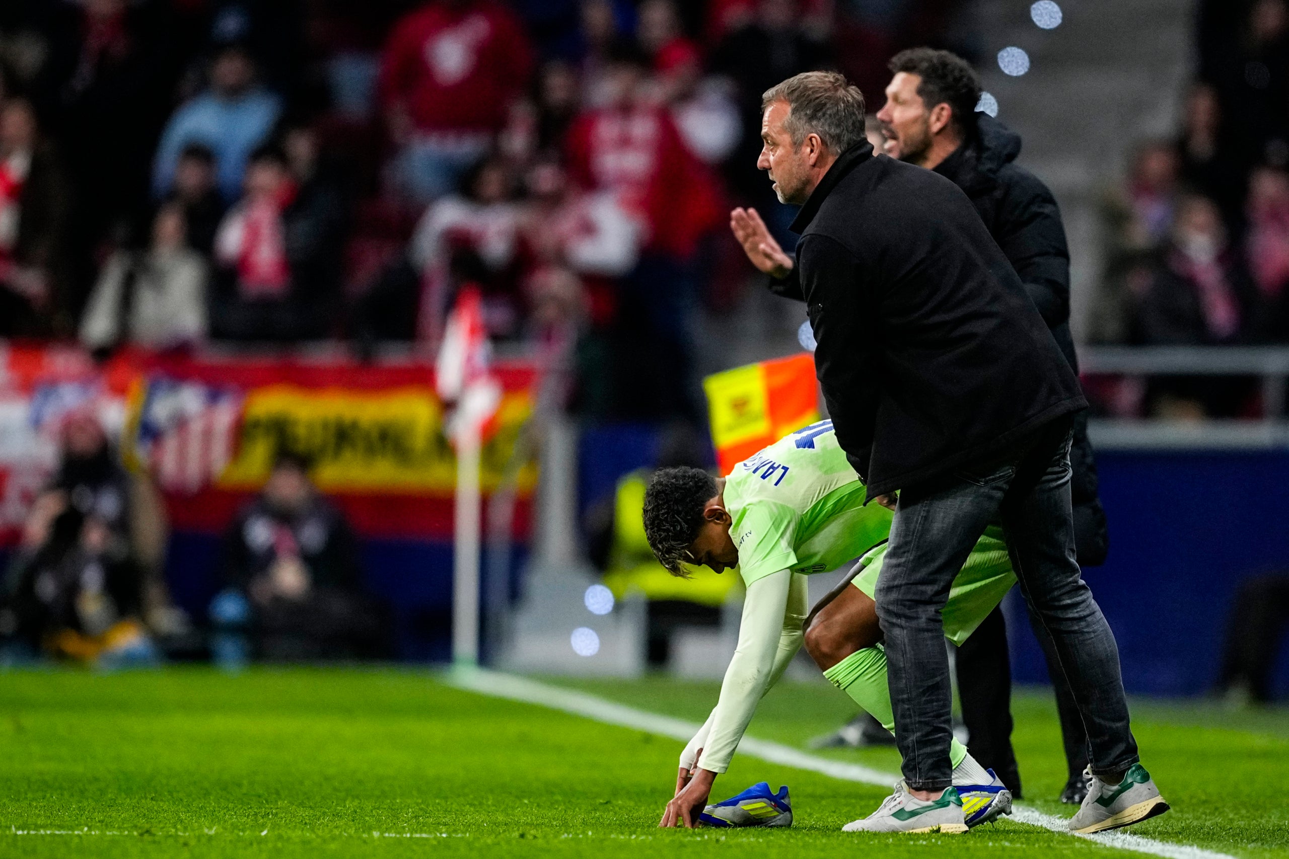 Hansi Flick i el Cholo Simeone, durant l'Atlètic-Barça | Europa Press