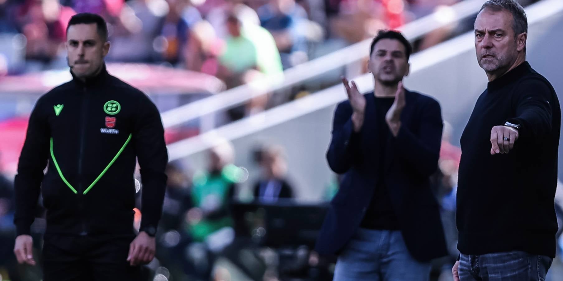 El quart àrbitre del Barça-Girona, al costat de Míchel i Flick | Europa Press