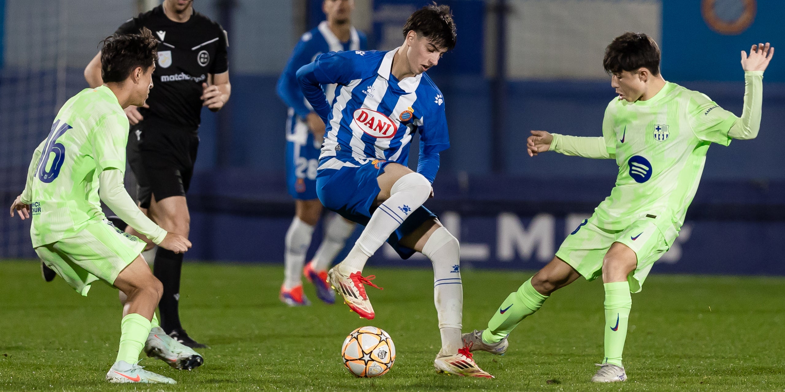 Els jugadors del Barça i l'Espanyol, durant la semifinal de la Copa Catalunya | FCF