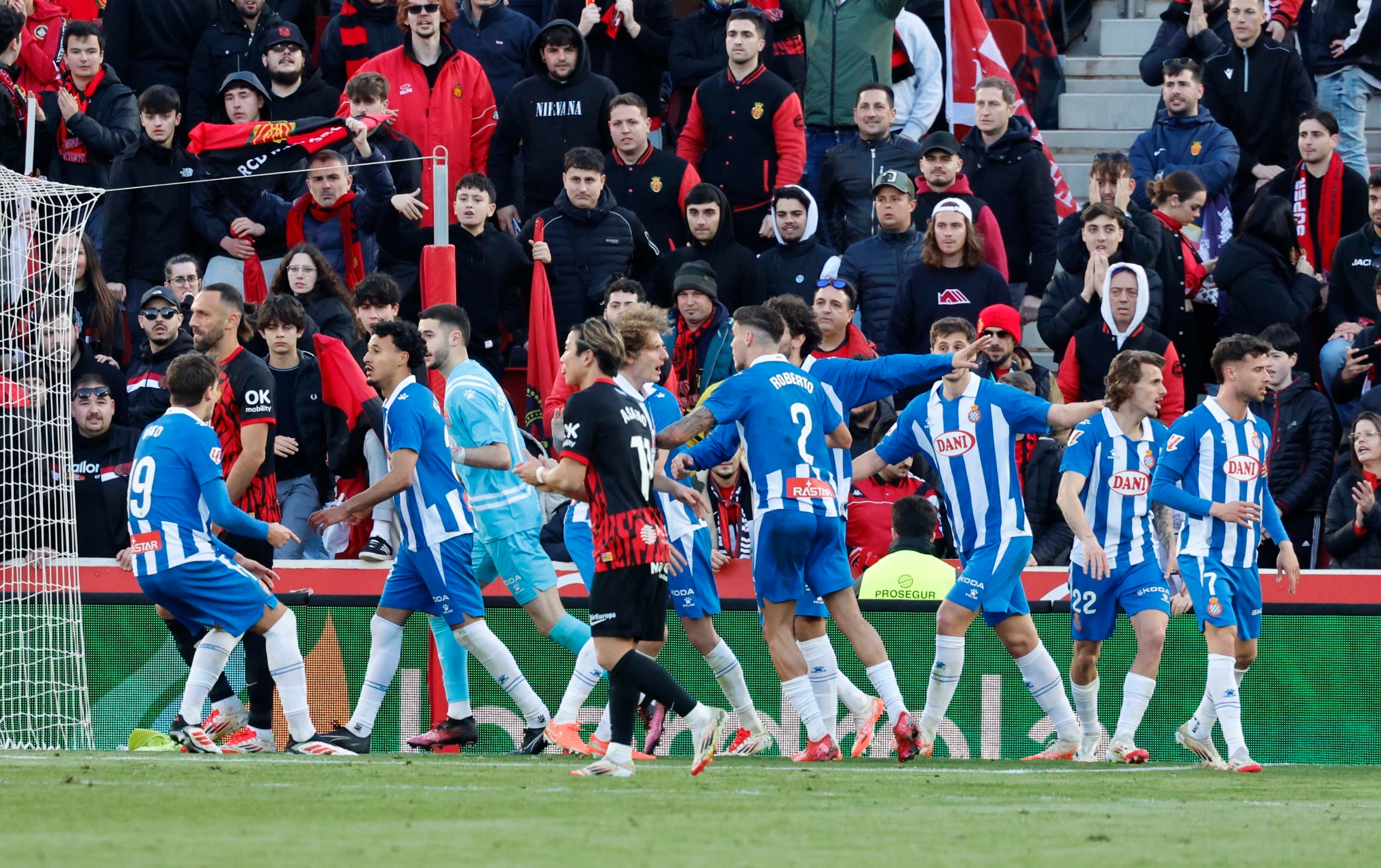 Els jugadors de l'Espanyol, protestant una de les polèmiques decisions arbitrals | RCD Espanyol