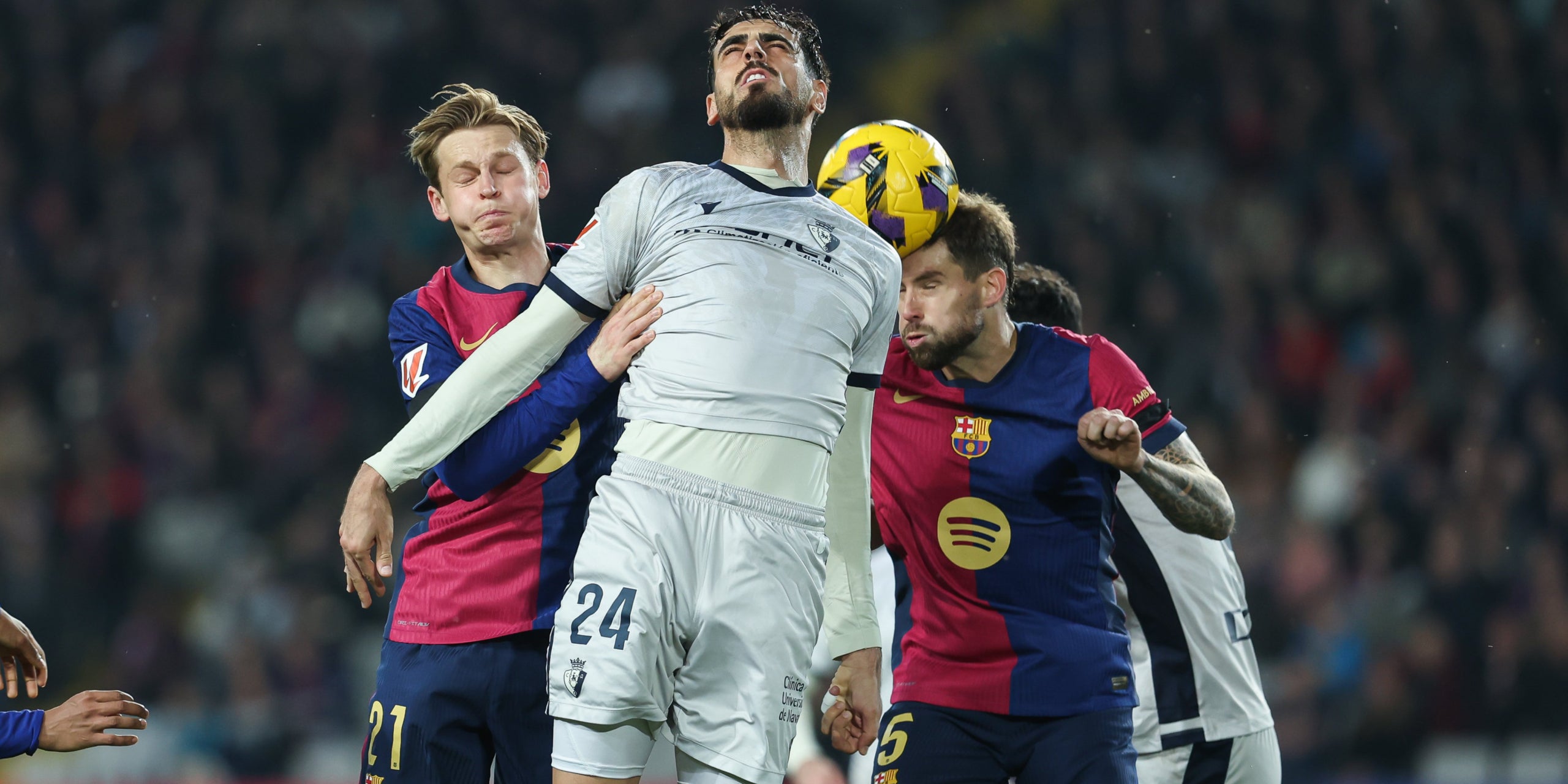 Els jugadors del Barça i l'Osasuna, lluitant per una pilota | CA Osasuna