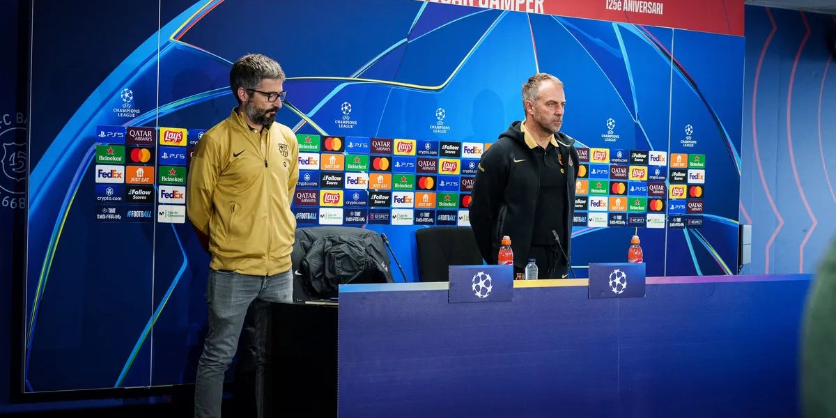 Hansi Flick, durant el minut de silenci dedicat a Carles Miñarro | FC Barcelona