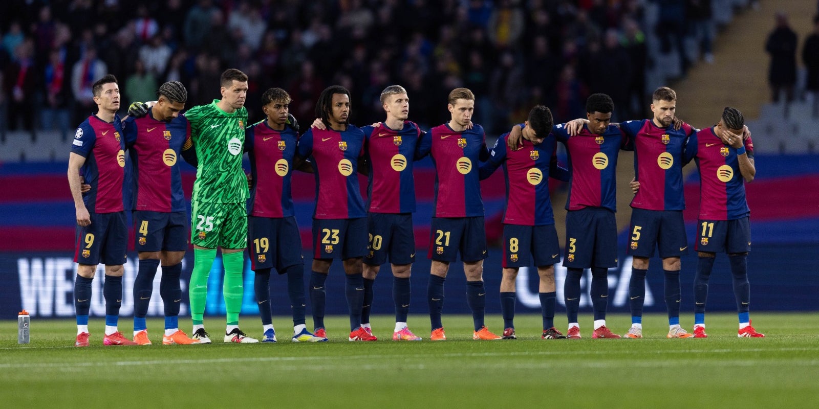 Minut de silenci en memòria del doctor Carles Miñarro abans del Barça-Benfica | FC Barcelona