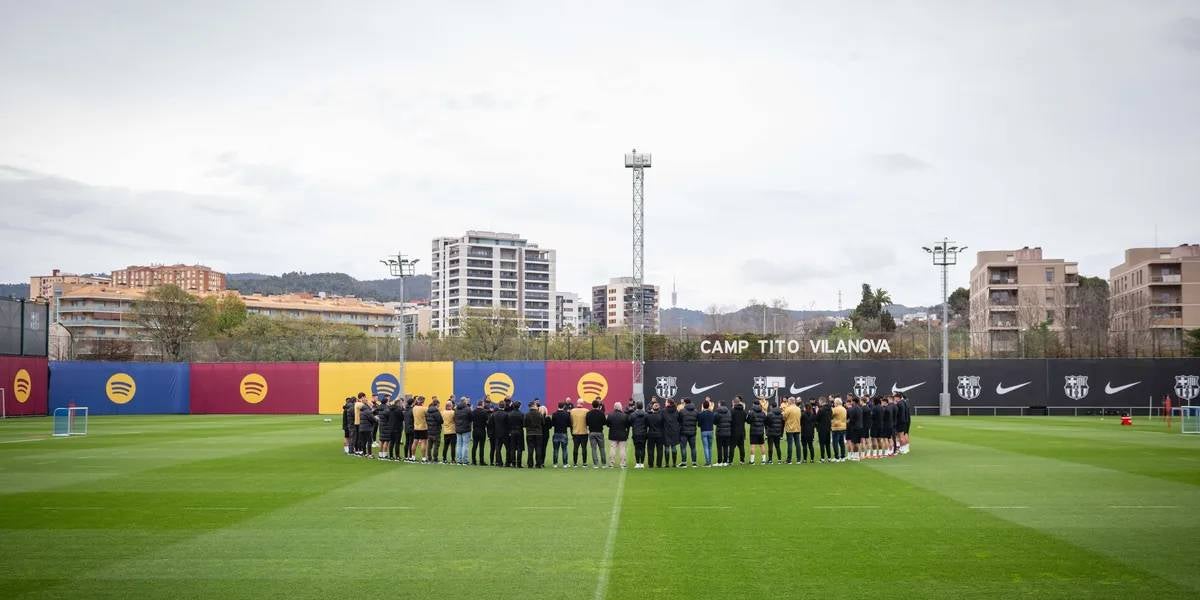 El minut de silenci del primer equip del Barça per la mort de Carles Miñarro | FC Barcelona
