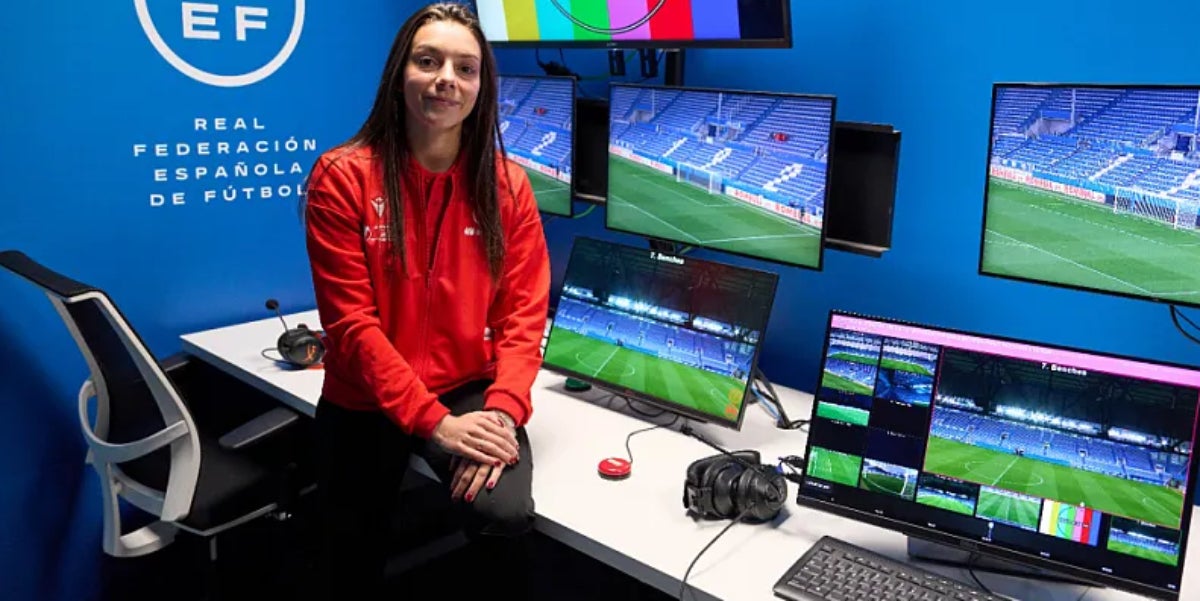 Olatz Rivera, l'àrbitra que va anul·lar un gol legal al Barça al passat partit contra el Madrid, en una sala de videoarbitratge | RFEF