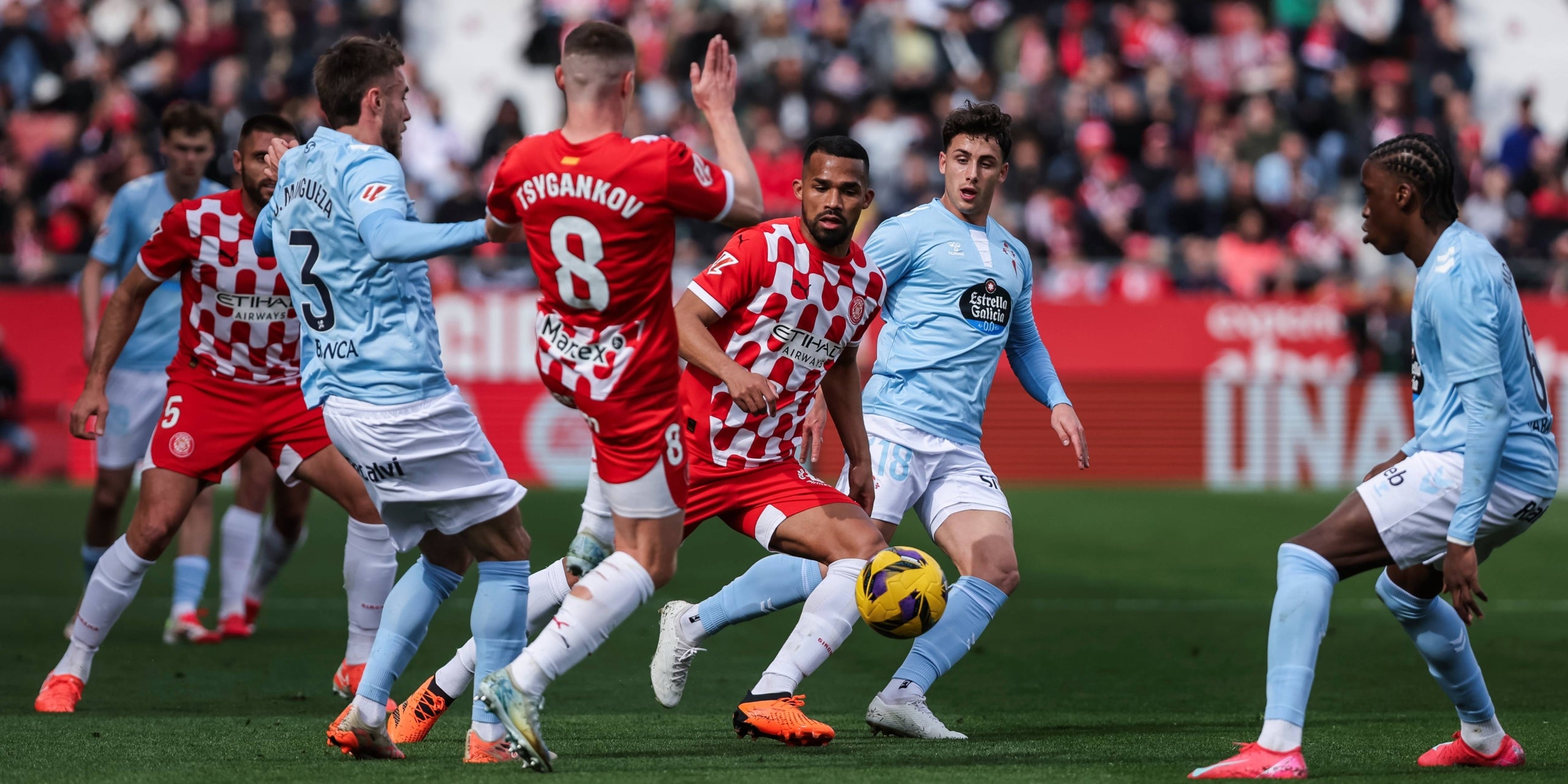 Yangel Herrera y Tsygankov, rodeados de jugadores del Celta de Vigo | Europa Press