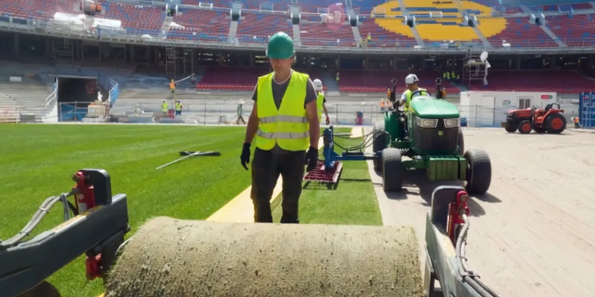 El nuevo césped ya se está instalando en el nuevo Spotify Camp Nou | FC Barcelona