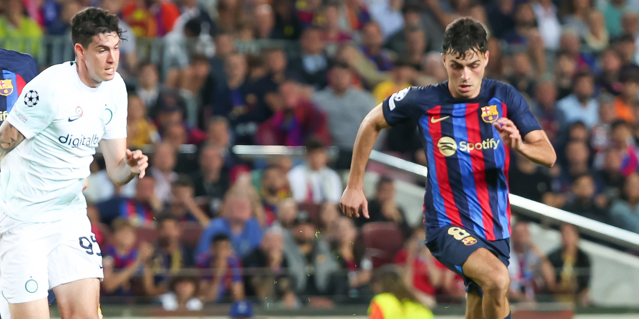 Pedri, durante un partido contra el Inter de Milán | Europa Press