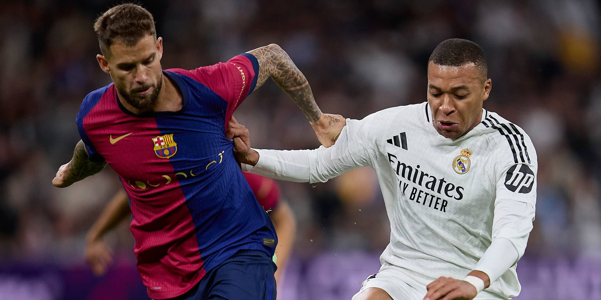 Kylian Mbappé, lluitant una pilota amb Iñigo Martínez durant un clàssic | Europa Press