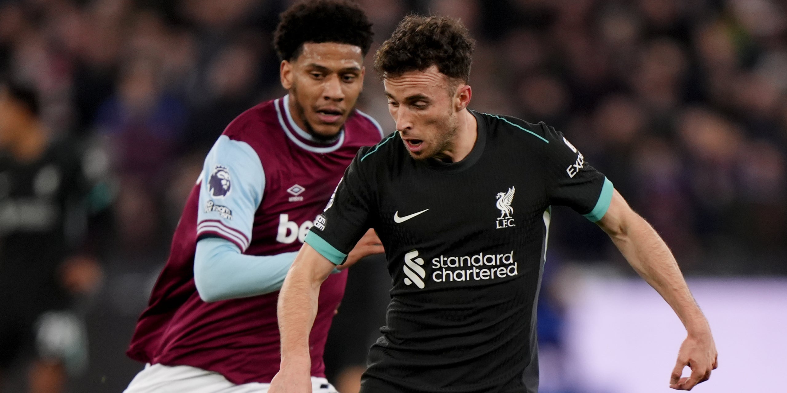 Todibo, a l'esquerra, durant un partit del West Ham | Europa Press
