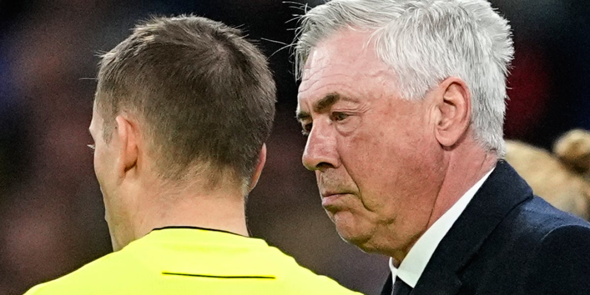 Carlo Ancelotti, entrenador del Madrid, amb un àrbitre | Europa Press
