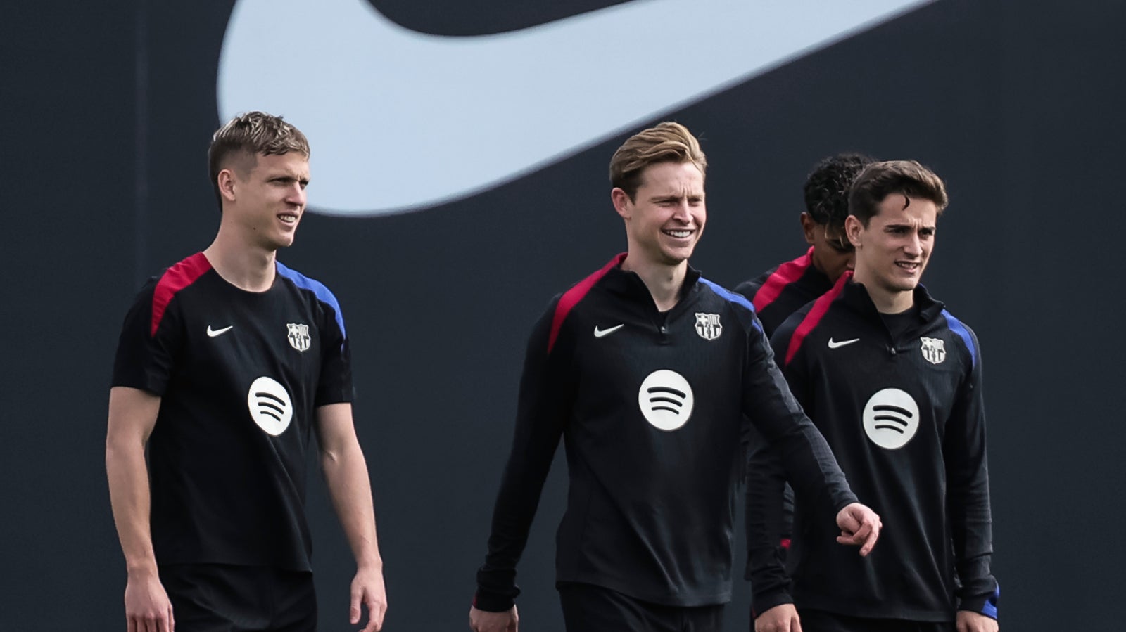 Dani Olmo, Frenkie de Jong i Gavi, durant un entrenament amb el Barça | Europa Press
