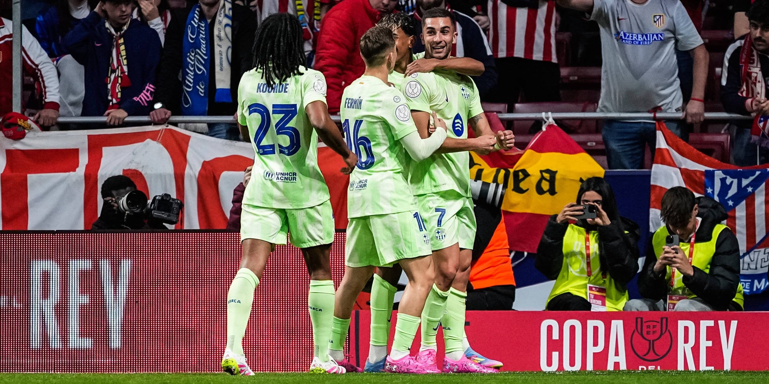Els jugadors del Barça celebren el gol de Ferran Torres a la primera meitat | Europa Press