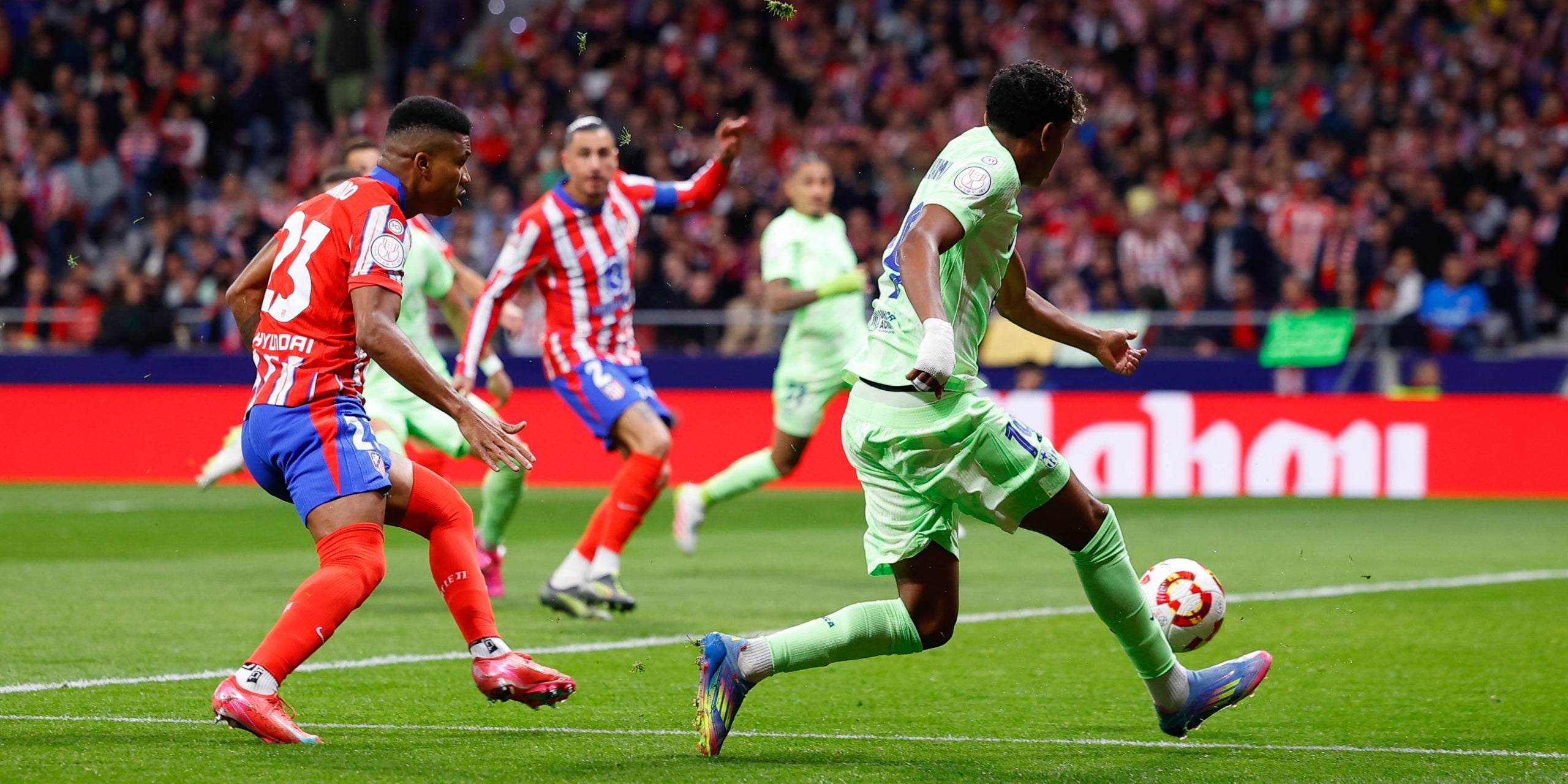 Els jugadors de l'Atlètic de Madrid i el Barça, durant el partit de Copa | Europa Press